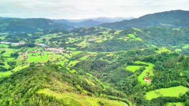 Bu nefes kesici hava manzarası sergileniyor. Huzurlu ve büyüleyici köylerle birlikte yemyeşil tepeler de yeşeriyor.