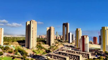 Modern gökdelenlerin nefes kesici ve çarpıcı manzarası çok güzel bir sahile doğru yükseliyor.