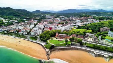 Nefes kesici bir hava manzarası, canlı bir şehir ve yemyeşil dağlarla çevrili çarpıcı bir sahili yakalıyor.