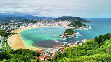 San Sebastian 'daki La Concha plajının göz kamaştırıcı hava manzarası, yemyeşil ve turkuaz suları var..