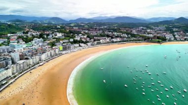 Havadan bakıldığında büyüleyici bir sahil manzarası sergileniyor. Güzel turkuaz suların bulunduğu büyüleyici bir sahil kenti.