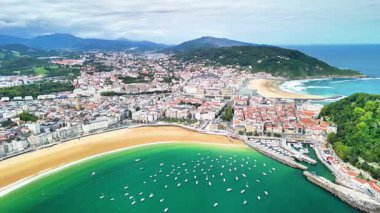 Parlak bir sahil şehrinin göz kamaştırıcı hava manzarası. Güzel bir altın kumlu sahil ve sayısız teknenin yer aldığı.