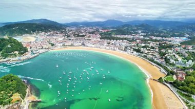 Çarpıcı hava perspektifi canlı kıyı şeridini ve İspanya 'nın San Sebastin şehrini gözler önüne seriyor.