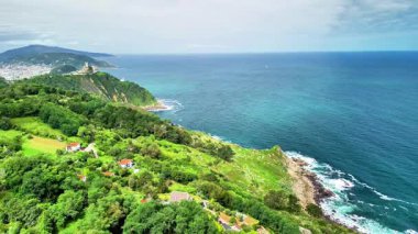 Nefes kesici kıyı manzarası canlı okyanus sularına güzel bir şekilde bakan yemyeşil tepeleri barındırır.