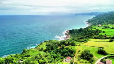 Nefes kesici hava görüntüleri, yeşil tepeler ve kristal mavi okyanusların yer aldığı doğanın uyumunu gösteriyor..