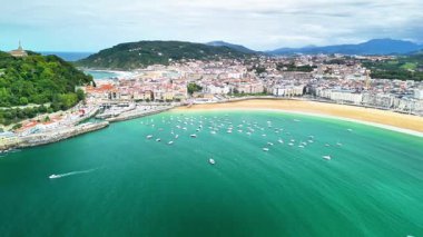 Gelin ve kesinlikle nefes kesici bir hava manzarası keşfedin. Deniz kıyısındaki canlı ve resimli bir sahil kasabası.