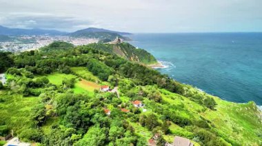 Çarpıcı sahil şeridinin nefes kesici ve resimsel manzarası geniş okyanusun yanında yemyeşil tepeleri barındırıyor.