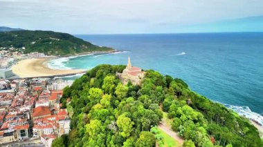 Çarpıcı bir hava manzarası canlı yeşillikler, çarpan okyanus dalgaları ve büyüleyici bir kıyı manzarası sergiliyor.