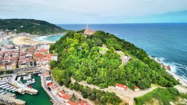 Bu çarpıcı hava görüntüsü güzel bir şekilde La Concha Sahili manzaralı Monte Igueldo 'yu sergiliyor.