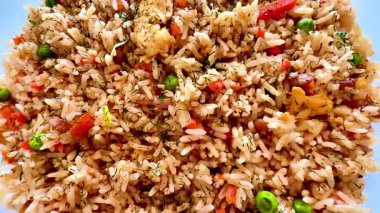 Bu canlı ve son derece lezzetli bir sebze pilavı. Her yemek ve fırsat için mükemmeldir.
