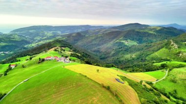 Kesinlikle göz kamaştırıcı görüntüler canlı yeşil tepeleri ve çevrenin sakin manzaralarını güzel bir şekilde gösteriyor.