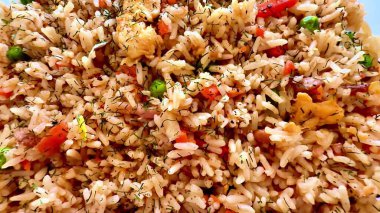 Bu canlı ve son derece lezzetli bir sebze pilavı. Her yemek ve fırsat için mükemmeldir.