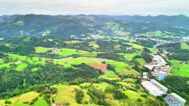 Sersemletici kuş bakışı canlı yeşil tarlalar ve tepeler kırsal güzellikleri ve huzurlu manzaraları gösteriyor..