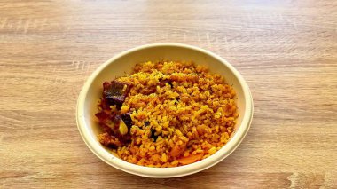 Çeşitli baharatlar ve taze otlarla pişirilmiş canlı ve renkli bir pirinç yemeği, her yemek için idealdir.