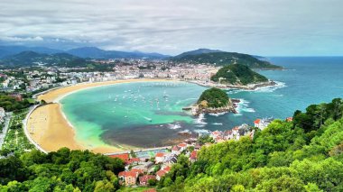 San Sebastian 'daki La Concha plajının göz kamaştırıcı hava manzarası, yemyeşil ve turkuaz suları var..
