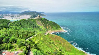 Göz kamaştırıcı bir hava manzarası ışıl ışıl deniz manzaralı canlı bir kıyı şeridi sergiliyor.,