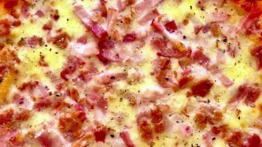 Ağzını sulandıran lezzetli bir pizza gevrek domuz pastırması ve vıcık vıcık, erimiş peynirle dolu.