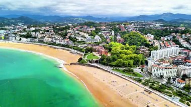 Altın kumlu plajları ve gür yeşilliği olan sakin bir sahil beldesinin güzelliğini tecrübe edin.