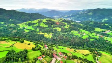 Göz kamaştırıcı bir hava manzarası canlı yeşil tepeler, uyumlu kırsal evler ve nefes kesici manzaralar sergiliyor.