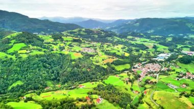 Havadan bakıldığında canlı yeşil alanlar, görkemli dağlar ve hayranlık uyandıran büyüleyici bir köy görülüyor.