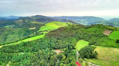 Canlı yeşil tepelerin ve vadilerin çarpıcı hava manzarası, doğanın dingin güzelliğini gözler önüne seriyor.