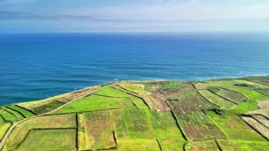 Kıyı kayalıklarının ve nefesinizi kesecek canlı yeşil alanların çarpıcı hava görüntülerini keşfedin.
