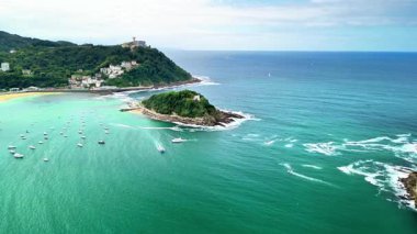 Bereketli yeşil tepelerin, sallanan teknelerin ve sakin kıyı şeritlerinin olduğu nefes kesici okyanus manzarasını deneyin.