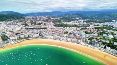 Canlı bir sahili ve hareketli şehir manzarasını yakalıyor. Çekiciliklerini ve cazibelerini sergiliyorlar.