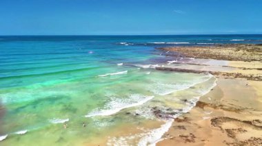 Turkuaz sular ve el değmemiş kumlu kıyılarla çarpıcı kıyı manzaralarının tadını çıkarırken huzuru yaşayın.