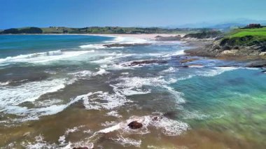 Nefes kesen okyanus manzarası dalgaları dramatik bir şekilde engebeli kayalara çarpıyor.