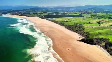 Nefes kesici deniz manzarası göz kamaştırıcı altın kumlar, berrak mavi sular ve bereketli tropikal yeşillik.