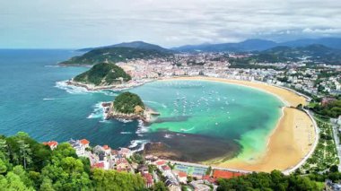 San Sebastins 'in kıyı şeridini ve canlı şehrini gösteren nefes kesici hava görüntüsü.