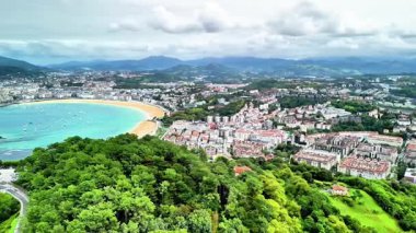 San Sebastins sahil şeridini, tepeleri ve ikonik simgeleri gösteren çarpıcı hava görüntüleri.