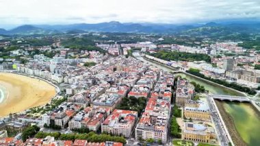 San Sebastins 'in güzel sahil şeridini ve canlı şehir manzarasını gösteren bir hava perspektifi