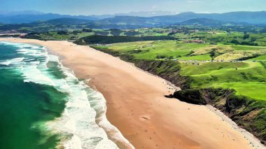 Nefes kesici deniz manzarası göz kamaştırıcı altın kumlar, berrak mavi sular ve bereketli tropikal yeşillik.