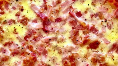 Ağzını sulandıran lezzetli bir pizza gevrek domuz pastırması ve vıcık vıcık, erimiş peynirle dolu.