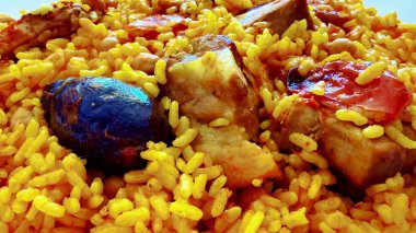 Canlı bir tabak tavuk ve pilav, baharatlar ve taze sebzeler, yemek severler için mükemmel..