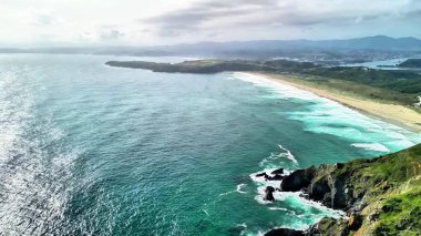 Turkuaz suların, kumlu plajların ve yemyeşil yeşilliklerin yer aldığı nefes kesici bir kıyı şeridi..