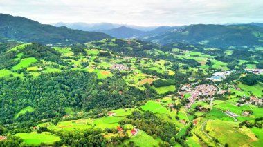 Havadan bakıldığında canlı yeşil alanlar, görkemli dağlar ve hayranlık uyandıran büyüleyici bir köy görülüyor.