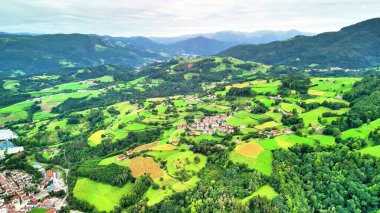Nefes kesici bir hava manzarası deneyin canlı yeşil alanlar ve sakin tepeler kırsal bir alanda sergilenen