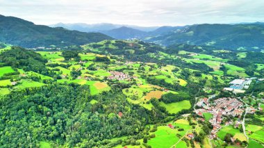 Bu güzel hava görüntüsü canlı yeşil tarlaları ve hareketli kırsal tepeleri yakalıyor.