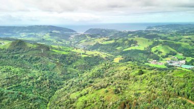 Nefes kesen hava görüntüleri çarpıcı yeşil tepeleri ve inanılmaz sakin sahil şeridini gösteriyor.