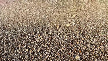 Yumuşak dalgalı sakin bir sahil derin rahatlama ve huzur için mükemmel bir atmosfer yaratır.