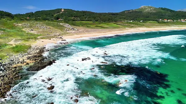 Havadan bakıldığında büyüleyici turkuaz suları ve çarpıcı kumlu plajı olan nefes kesici bir kıyı şeridi görünüyor.