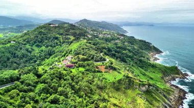 Göz kamaştırıcı hava görüntüleri, canlı yeşil bir yamacın güzelliğini yakalıyor. Resmedilmesi zor bir sahilin hemen yanında.