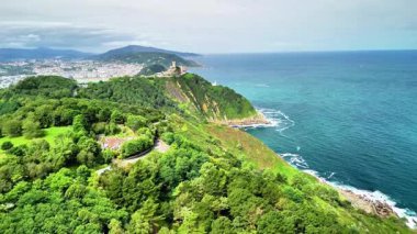 Bereketli yeşilliğin nefes kesici ve pitoresk manzarası çarpıcı bir şekilde engin okyanusla buluşuyor, güzel bir manzarayı gözler önüne seriyor.