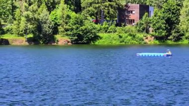 Huzurlu göl manzaralarını canlı yeşillik ve sakin sularla keşfedin bu huzurlu, huzurlu ortamda