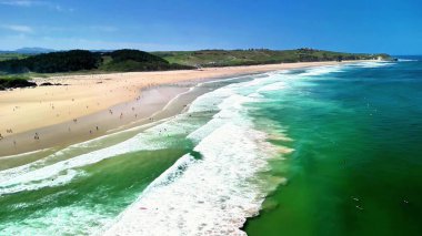 Güneşin altında dinlenmek için mükemmel altın kumları ve canlı turkuaz suları olan çarpıcı bir sahil keşfedin.