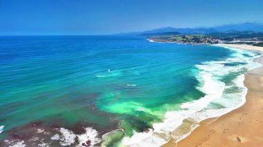 Gelin ve görkemli turkuaz suları keşfedin. Resimli ve sakin bir sahil şeridi boyunca uzanan altın kumlar.