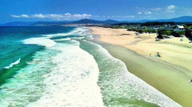 Temiz su ve güzel kumlu kıyılarla nefes kesici bir sahil manzarası keşfet, rahatlamak için mükemmel..